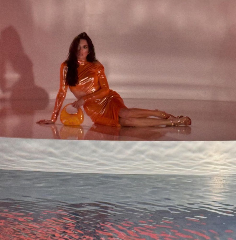 melis sezen in turuncu elbiseli havuz paylasimi gundem oldu evrenin en guzel kadini